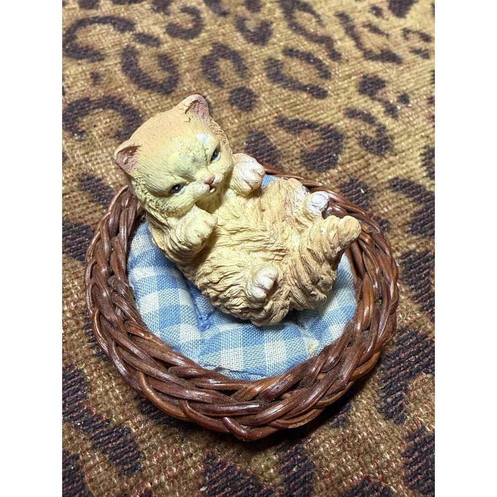 VTG Mini Cat Figurine Wicker Basket Blue Gingham Cushion Kitty Shelf Sitter